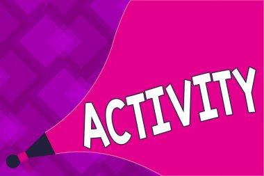 Etkinliği gösteren not yazılıyor. Bir çok şeyin olduğu durumu gösteren iş fotoğrafı ya da Yüksek Ses Yoğunluğu ve Sesi Genişleten Megafon hoparlörünün etrafında dolaşmak.