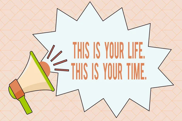 Handschriftliches Textschreiben Dies ist dein Leben. This Is Your Time.. Konzept Bedeutung zu tun, was Sie denken, gefällt Ihnen Megaphon mit Lautstärke-Sound-Effekt-Symbol und Blank Jagged Scream Bubble. — Stockfoto