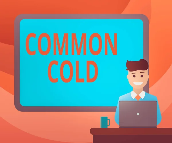 Textschild mit der Aufschrift Common Cold. Konzeptionelle Foto-Virusinfektion in den oberen Atemwegen betrifft vor allem die Nase Blank Bordered Board hinter einem Mann, der lächelnd mit Laptopbecher auf dem Schreibtisch sitzt. — Stockfoto