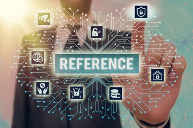 Referansı gösteren not yazılıyor. İş fotoğrafı gösterme bildirimi iş arayan bir bireyin iş bulma sistemi yöneticisi denetimi, dişli yapılandırma araçları kavramı.