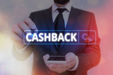 Kelime yazma mesajı Cashback. Bir kredi kartı faturasına uygulanabilen ve internet üzerinden dijital bilgi ve fütüristik teknoloji ağı bağlantısına erişilebilen gerçek para konsepti.