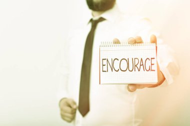 El yazısı metni yazma cesaretlendirmesi. Cesaretle, ruhla, umutla, teşvikle veya fikir yazmak için farklı boş renk notları gösteren modeli ikna etmek anlamında ilham vermek..