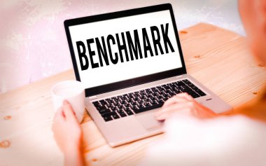 Kriterleri gösteren kavramsal el yazısı. İş fotoğrafı metni diğerlerinin renkli bokeh arkaplan altında modern aygıtlar beyaz ekranı ölçebileceği bir standart olarak hizmet veren bir şey.