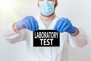 Laboratuvar testini gösteren mesaj işareti. Laboratuvar teknisyeninin Boş Çıkartma Aksesuarları ile test ettiği maddelerden tıbbi teşhisin kavramsal fotoğrafı belirlenmesi.