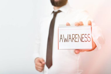 El yazısı yazısının farkındalığı. Fikir yazmak için farklı boş renk notları gösteren bilgi ve anlayış modelinin niteliği veya durumu kavramsallaştır.