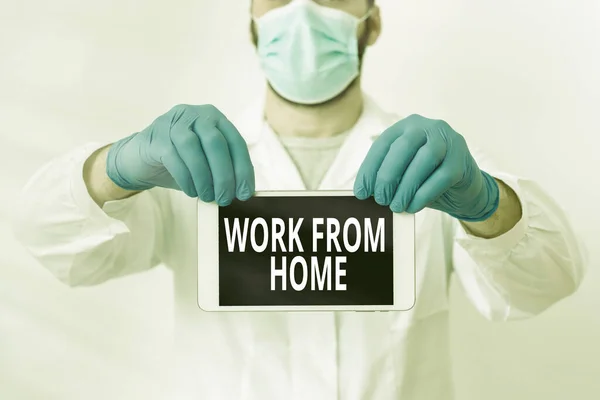 Signo de texto que muestra Work From Home. Fotografía conceptual que se comunica con la empresa principalmente desde el hogar de forma flexible Técnico de laboratorio con etiqueta engomada vacía Accesorios de papel Smartphone . — Foto de Stock