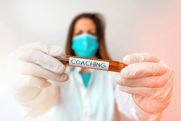 Schrijfbriefje met Coaching. Bedrijfsfoto presentatie te instrueren, direct, of prompt als een coach om ondergeschikten Laboratorium bloedmonster voor medische diagnostische analyse. — Stockfoto