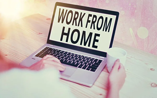 Az SMS-ben az áll, hogy "Otthoni munka". Koncepcionális fotó kommunikáció a cég elsősorban otthonról rugalmasan Modern kütyü fehér kijelző képernyő alatt színes bokeh háttér. — Stock Fotó