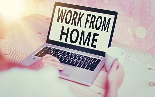 Textschild mit der Aufschrift Work From Home. Konzeptfoto kommuniziert mit dem Unternehmen hauptsächlich von zu Hause aus flexibel Moderne Gadgets mit weißem Bildschirm unter buntem Bokeh-Hintergrund. — Stockfoto