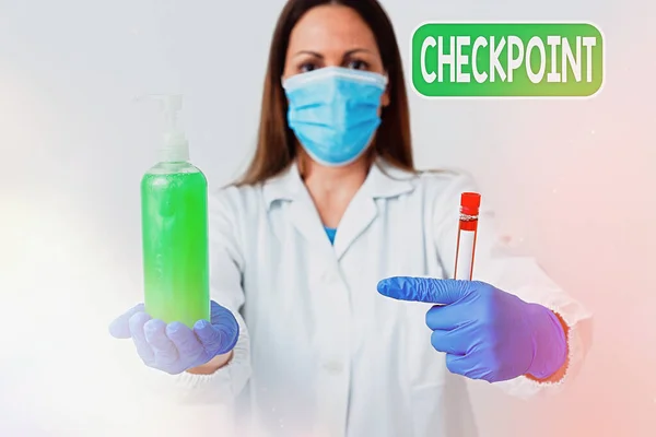 Scrittura concettuale a mano che mostra Checkpoint. Ingresso custodito con testo fotografico aziendale, in cui i viaggiatori sono sottoposti a controlli di sicurezza Campione di esami del sangue di laboratorio per analisi diagnostiche mediche. — Foto Stock