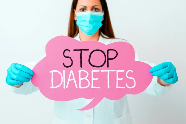 Ordskrivning text Stoppa Diabetes. Affärsidé för att förebygga sjukdom av förhöjd glukosnivå i blodet Laboratorietekniker med tomma klistermärke tillbehör smartphone. — Stockfoto