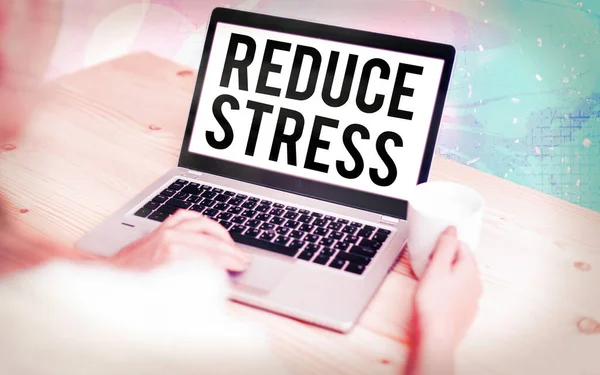 Tekst schrijven Verminder stress. Zakelijk concept voor het verminderen van de staat van mentale of emotionele spanning of spanning Moderne gadgets met wit scherm onder kleurrijke bokeh achtergrond. — Stockfoto