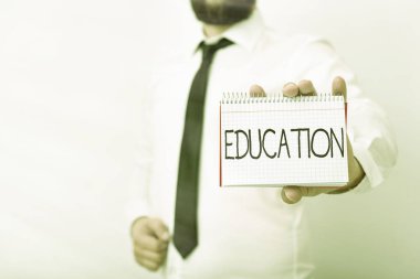 El yazısı, eğitim kitabı. Eğitimli model olma süreçlerinden kaynaklanan bilgi kavramının anlamı, fikir yazmak için farklı boş renk notlarını görüntülemesidir.