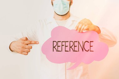 Referansı gösteren not yazılıyor. Sticker Paper Smartphone 'u kullanan ve iş arayan bir laboratuvar teknisyeninin özelliklerinin iş fotoğrafı gösterimi.