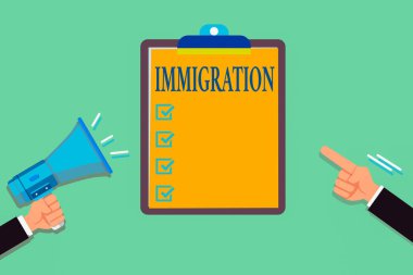 Göçmenlik bürosunu gösteren bir not yazıyorum. Yabancı bir ülkede kalıcı olarak yaşamanın eylemini gösteren iş fotoğrafı: Hu Analiz Eller Megafon Tutuyor Boş Pano Gösteriyor.