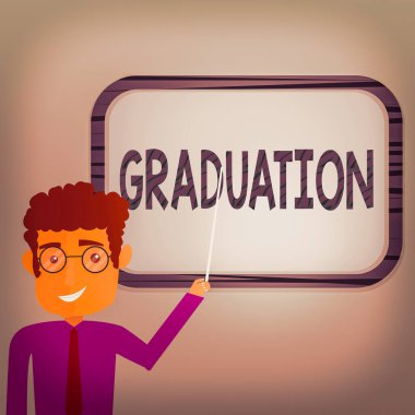 Mezuniyeti gösteren bir not yazıyorum. Bir akademik derecenin veya diploma taşıyan adamın duvara monte edilmiş boş renk tahtasına işaret eden iş fotoğrafının gösterildiği ya da kabul edildiği yer.