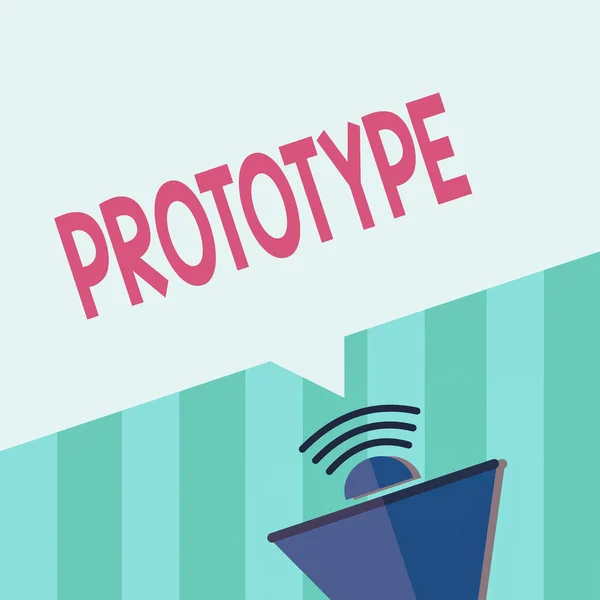 Ordskrivning text Prototyp. Affärsidé för första och oftast funktionell form av ny typ eller design Megafone Halftone med ljudikon och Blank Geometric Speech Bubble. — Stockfoto