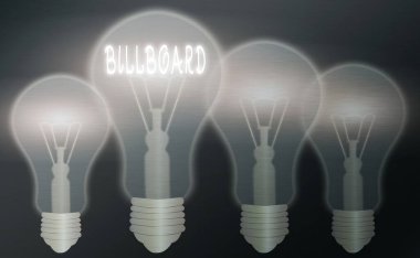 Billboard 'u gösteren mesaj tabelası. Kavramsal fotoğraf, açık hava reklamlarının gerçekçi renkli klasik ampullerin gösterildiği düz bir zemin, fikir işareti çözüm kavramı..