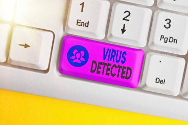 Virüs saptandığını gösteren kavramsal el yazısı. Yazılım engelleme ve kaldırmak için kullanılan bir bilgisayar programını gösteren iş fotoğrafı. Kopyalama alanı üzerinde aksesuarları olan kötü amaçlı renkli klavye anahtarı..