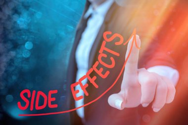 El yazısı Yan Efektleri. Bir uyuşturucu veya tıbbi tedavinin istenmeyen etkisi anlamına gelen kavram Dijital ok başı eğrisinin yukarı doğru yükselmesi büyüme kavramını gösterir.