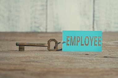 Çalışanları gösteren bir not yazıyorum. İş fotoğraflarında, genellikle maaş ya da idari kâğıt aksesuarların altında çalışan ve farklı arkaplanda akıllı telefonları olan kişiler görülüyor..