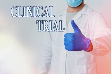 Klinik Deneme 'yi gösteren bir mesaj. Kavramsal fotoğraf, ilaçların etkinliğini ve güvenliğini değerlendir. Laboratuvar Teknisyeni Boş Çıkartma Aksesuarları, Akıllı Telefon.