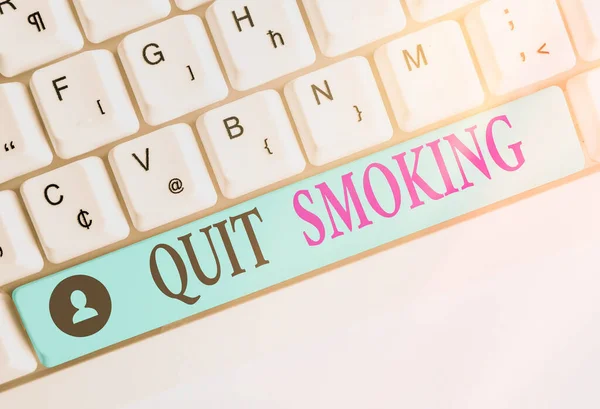 禁煙を示すメモを書く。タバコの喫煙を中止または停止するプロセスを紹介するビジネス写真空のコピースペースに配置されたアクセサリーとカラーキーボードキー. — ストック写真
