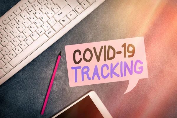 Handschrift tekst schrijven Covid 19 Tracking. Concept betekent Onderscheidend proces van de mogelijke geïnfecteerde personen Papier accessoires met digitale smartphone op verschillende achtergrond. — Stockfoto