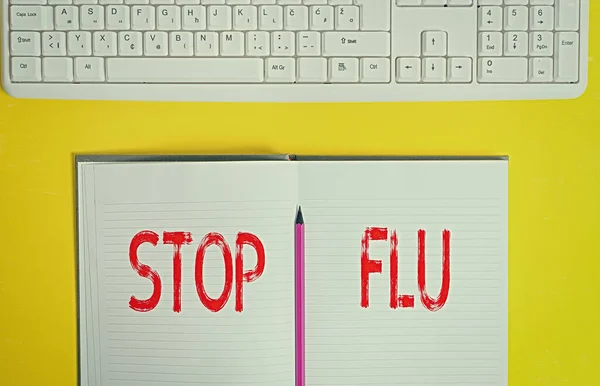 Tekst pisma: Stop grypie. Pojęcie znaczenie położyć kres infekcji wirusowej płuc i dróg oddechowych Kopiuj przestrzeń na notebooku powyżej żółtego tła z klawiaturą na stole. — Zdjęcie stockowe