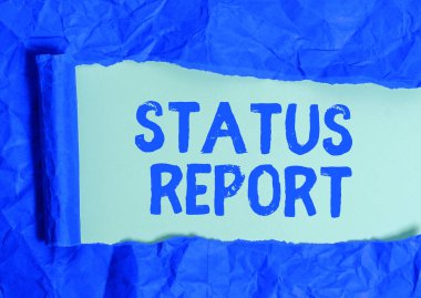 El yazısı Durum Raporu. Kavram anlamı, belirli bir döneme ait durumu özetliyor. Yırtılmış karton yuvarlanmış, klasik bir masa arkaplanının üzerine yerleştirilmiş..