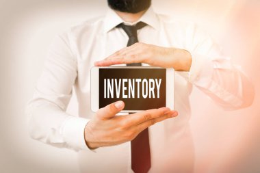 Envanteri gösteren bir not yazıyorum. İş fotoğraflarında özellikler, tercihler, tutumlar, ilgi alanları veya yetenekler listesi. Model, siyah ekran modern akıllı telefon modelini sergiliyor..