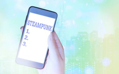 Steampunk 'ı gösteren bir not yazıyorum. 19. yüzyıl toplumları ile ilgili bilim kurgu sergilenen iş fotoğrafı renkli bokeh arka plan altında modern cihazlara egemen oldu..