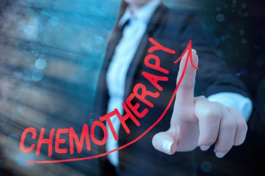 El yazısı, kemoterapi metni. Kimyasal maddeler kullanılarak hastalığın tedavi edilmesi anlamına gelen kavram dijital ok başı eğrisi yukarı doğru yükselişi büyüme kavramını gösterir.