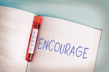 Cesareti gösteren bir not yazıyorum. Cesaret, ruh, umut, teşvik etmek ya da kan örneği tüpü tıbbi aksesuarlarını incelemeye hazır hale getirmek için iş fotoğrafı sergisi.