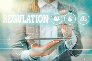 Tüzüğü gösteren metin işareti. Kavramsal fotoğraf detaylarla veya prosedür sistem yöneticisi kontrolüyle ilgili otoriter kural, dişli yapılandırma araçları kavramı.