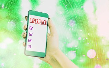 El yazısı yazımı Tecrübesi. Kavram, bireysel olarak karşılaşılan, geçirilen ya da renkli bokeh arkaplan altında beyaz ekran ile modern cihazlar aracılığıyla yaşamış bir şeydir..