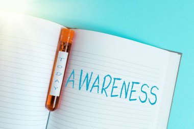 Farkındalık gösteren bir not yazıyorum. İş fotoğrafı kalitesi veya bilgi sahibi olmanın durumu ve kan örneği tüpü tıbbi aksesuarları incelenmeye hazır..