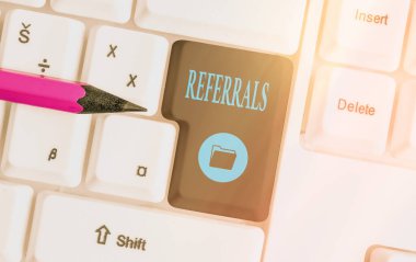 Yansımaları gösteren metin işareti. Kavramsal fotoğraf eylemi, eylem ya da iş için birine atıfta bulunma durumu boş kopyalama alanına aksesuarları yerleştirilmiş farklı renkli klavye anahtarı.