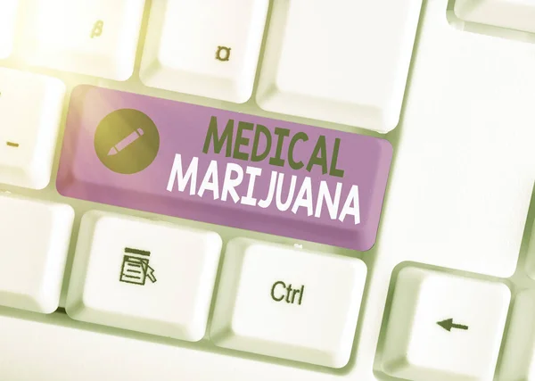 Tekstbord met medicinale marihuana. Conceptuele foto alleen beschikbaar op recept en gebruikt om ziekte te behandelen Verschillende gekleurde toetsenbord sleutel met accessoires geregeld op lege kopieerruimte. — Stockfoto