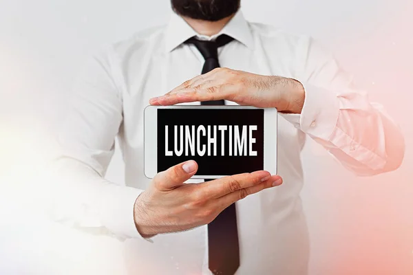 A escrever um bilhete a mostrar a hora do almoço. Foto de negócios mostrando a hora em que o almoço é geralmente comido: NOON, 12 horas Modelo exibindo tela preta moderna smartphone mock-up . — Fotografia de Stock