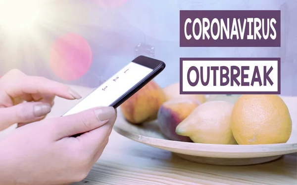 手写文本Coronavirus Outbreak 。新发现的带有彩色背景下白色显示屏的现代小工具引起的传染性疾病的概念. — 图库照片