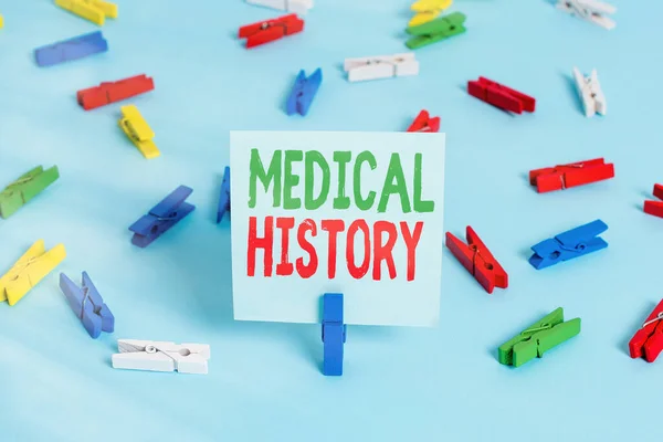 의학의 역사를 보여 주는 필기 노트. 사업 사진에는 과거의 의료 문제와 유색인 종의 치료법을 보여 주는 기록이 남아 있다.. — 스톡 사진