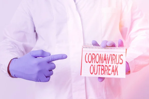 Skriva lapp som visar Coronavirus utbrott. Företagsfoto visar infektionssjukdom orsakad av nyupptäckta COVID19 Laboratory Technician Featuring Sticker Paper Smartphone. — Stockfoto
