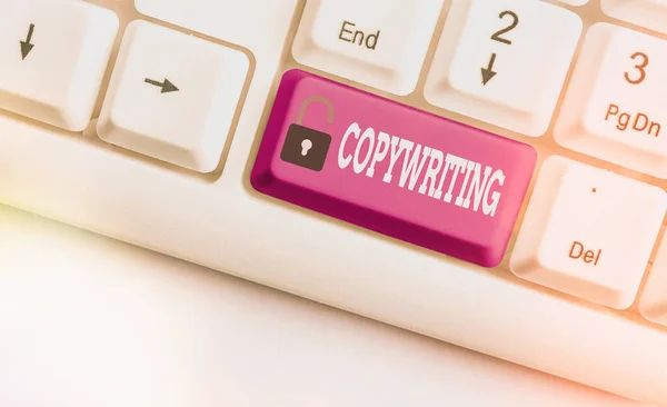 Scrierea textului Copywriting. Conceptul de afaceri pentru scrierea textului reclamelor sau a materialului publicitar Diferite chei de tastatură colorate cu accesorii aranjate pe spațiu de copiere gol . — Fotografie, imagine de stoc