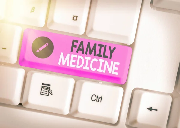 Az SMS-ben családi orvoslás van. Fogalmi fotó átfogó egészségügyi ellátás az egyén és a család számára Különböző színű billentyűzet kulcs tartozékok elrendezve üres másolási hely. — Stock Fotó
