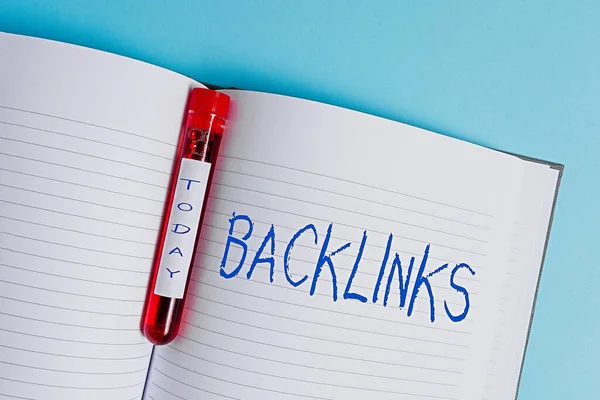 Escrevendo nota mostrando Backlinks. Foto de negócios mostrando links de um site para uma página em outro site ou página Amostra de sangue frasco acessórios médicos prontos para exame . — Fotografia de Stock
