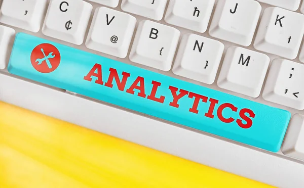 Χειρόγραφο κείμενο Analytics. Έννοια έννοια μέθοδος της λογικής ανάλυσης των εσόδων, των κερδών, των ζημιών, κλπ. Διαφορετικό χρωματιστό πλήκτρο πληκτρολογίου με εξαρτήματα τοποθετημένα σε κενό χώρο αντιγραφής. — Φωτογραφία Αρχείου