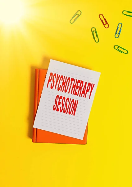 Textschild mit einer Psychotherapie-Sitzung. Konzeptionelle Fotoserie von Sitzungen zur Behandlung psychischer Probleme Büroklammern mit leeren Papieren für Textnachrichten. — Stockfoto