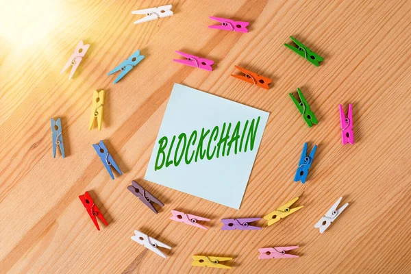 Schreiben Notiz zeigt Blockchain. Business-Foto präsentiert digitale Datenbank mit Informationen, die verwendet werden können Farbige Wäscheklammern Papiere leer Erinnerung Holzboden Hintergrund Büro. — Stockfoto