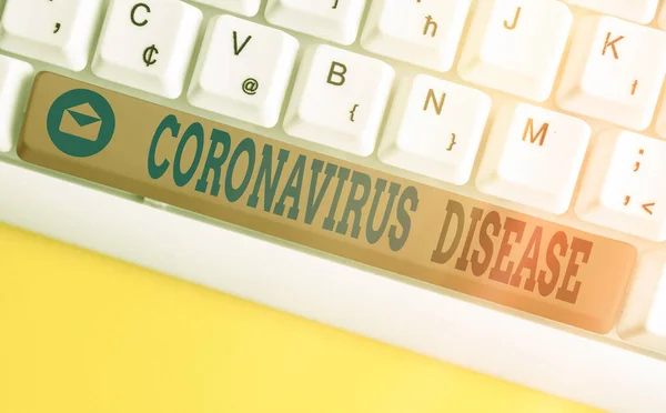 コロナウイルス病を示す概念的な手書き。新しいウイルスによって引き起こされる病気として定義されたビジネス写真SARSCoV2コピースペースに配置されたアクセサリーと色のキーボードキー. — ストック写真